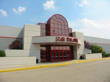 AMC Grand Rapids 18 - Main Entrance (newer photo)